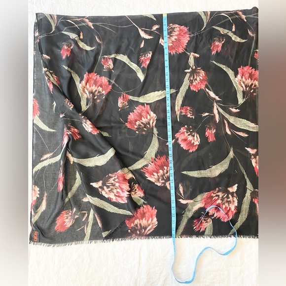 ✨Host Pick✨ HOBO Thorn Flower scarf - Picture 6 of 8